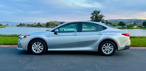Toyota Camry Hybrid 2026