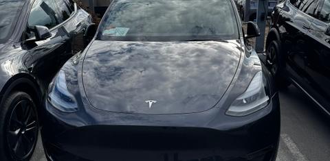 Tesla Model Y 2024