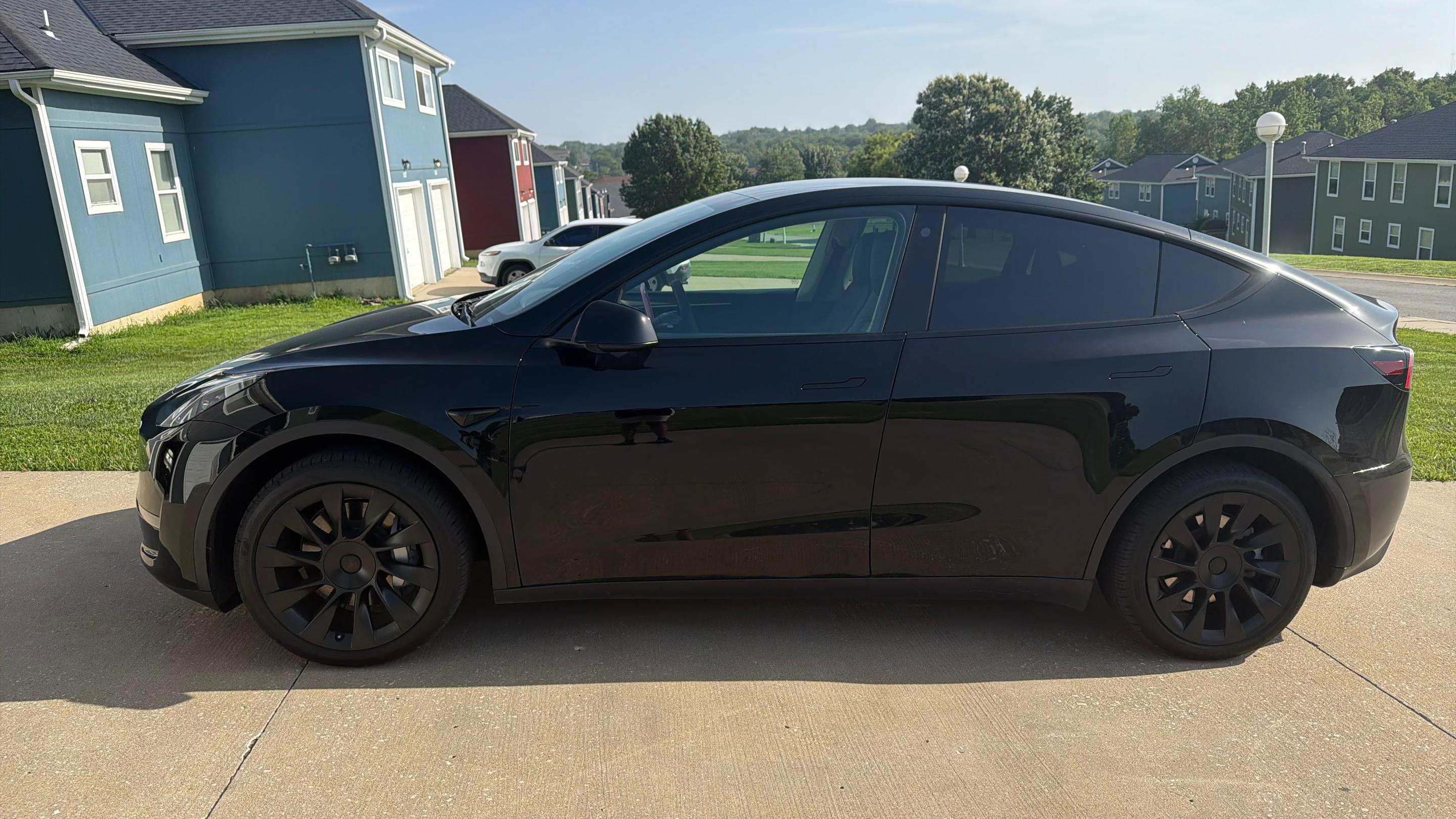 Tesla Model Y 2023 in Kansas City, KS