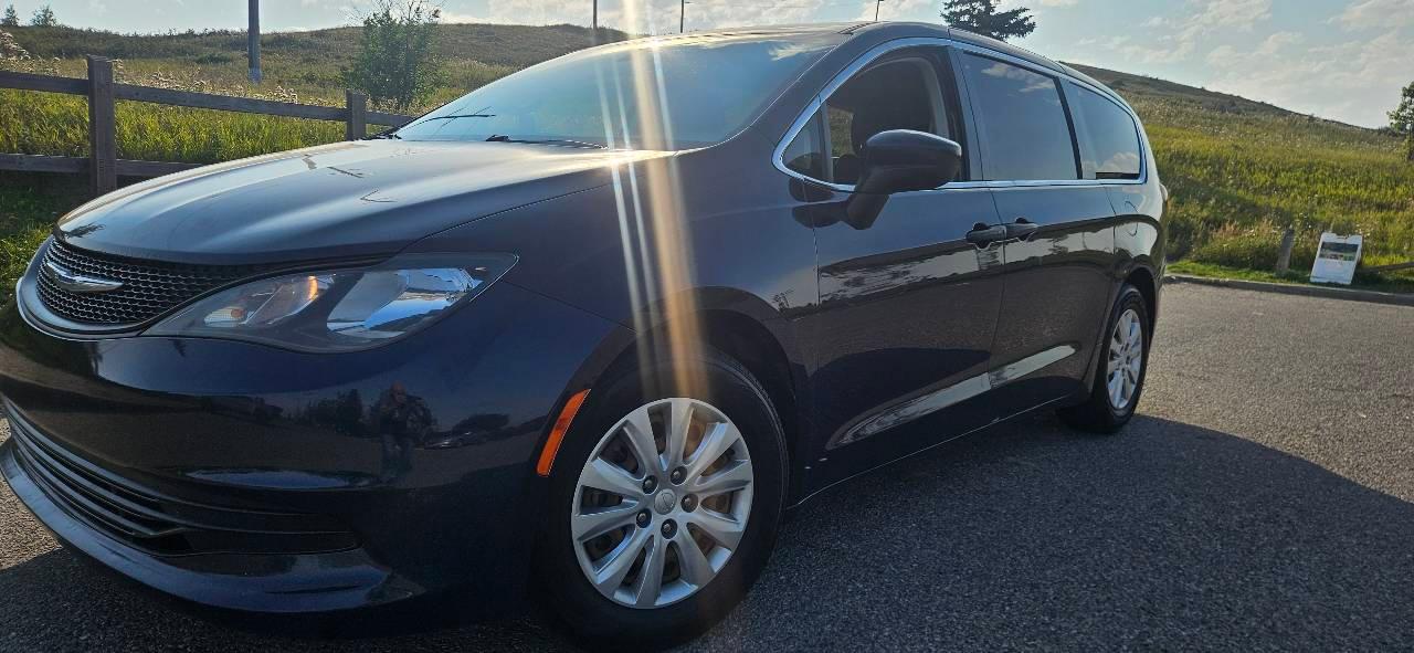 Chrysler Pacifica 2018 in Calgary, AB