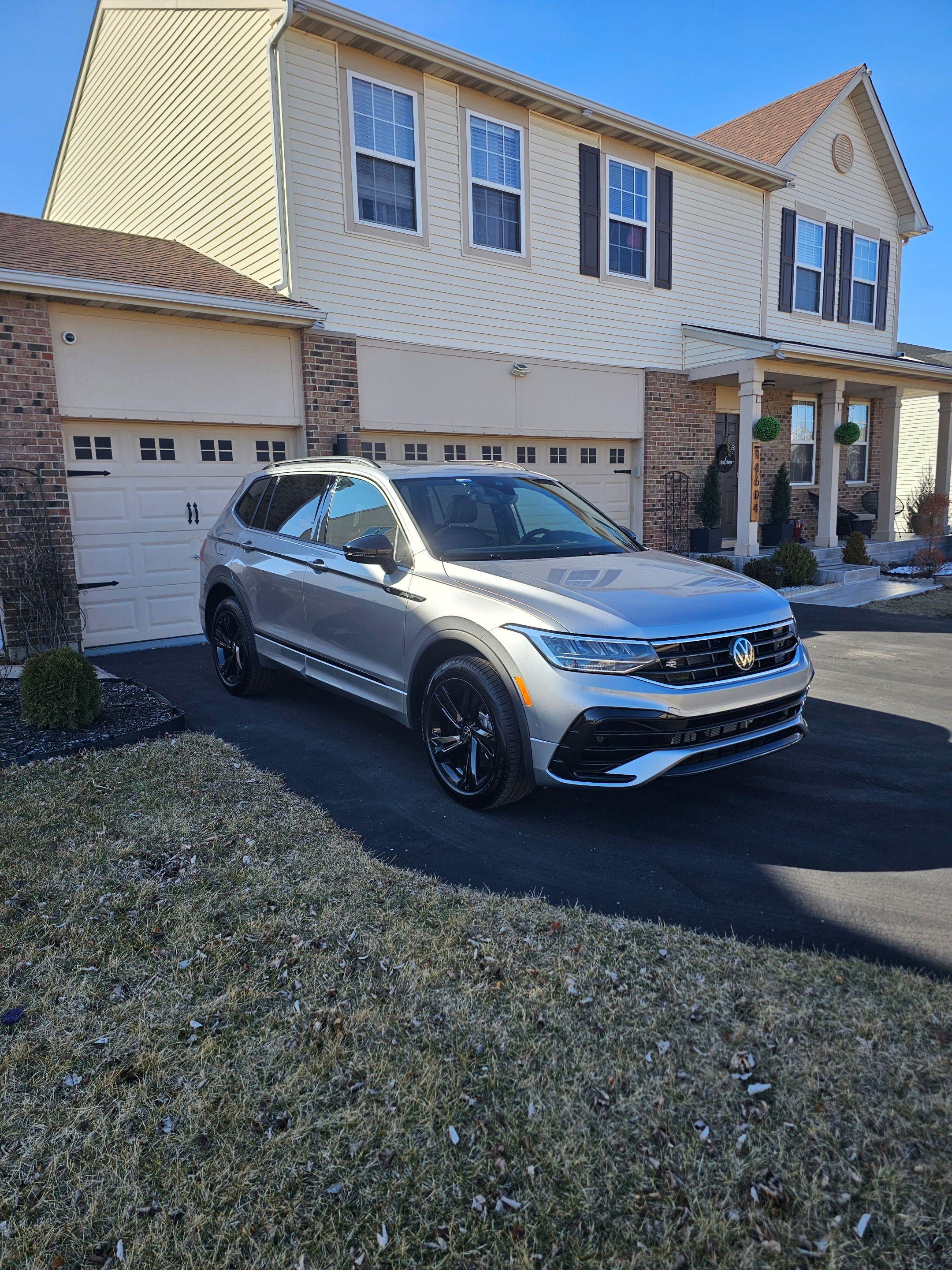 Volkswagen Tiguan 2024 in Plainfield, IL