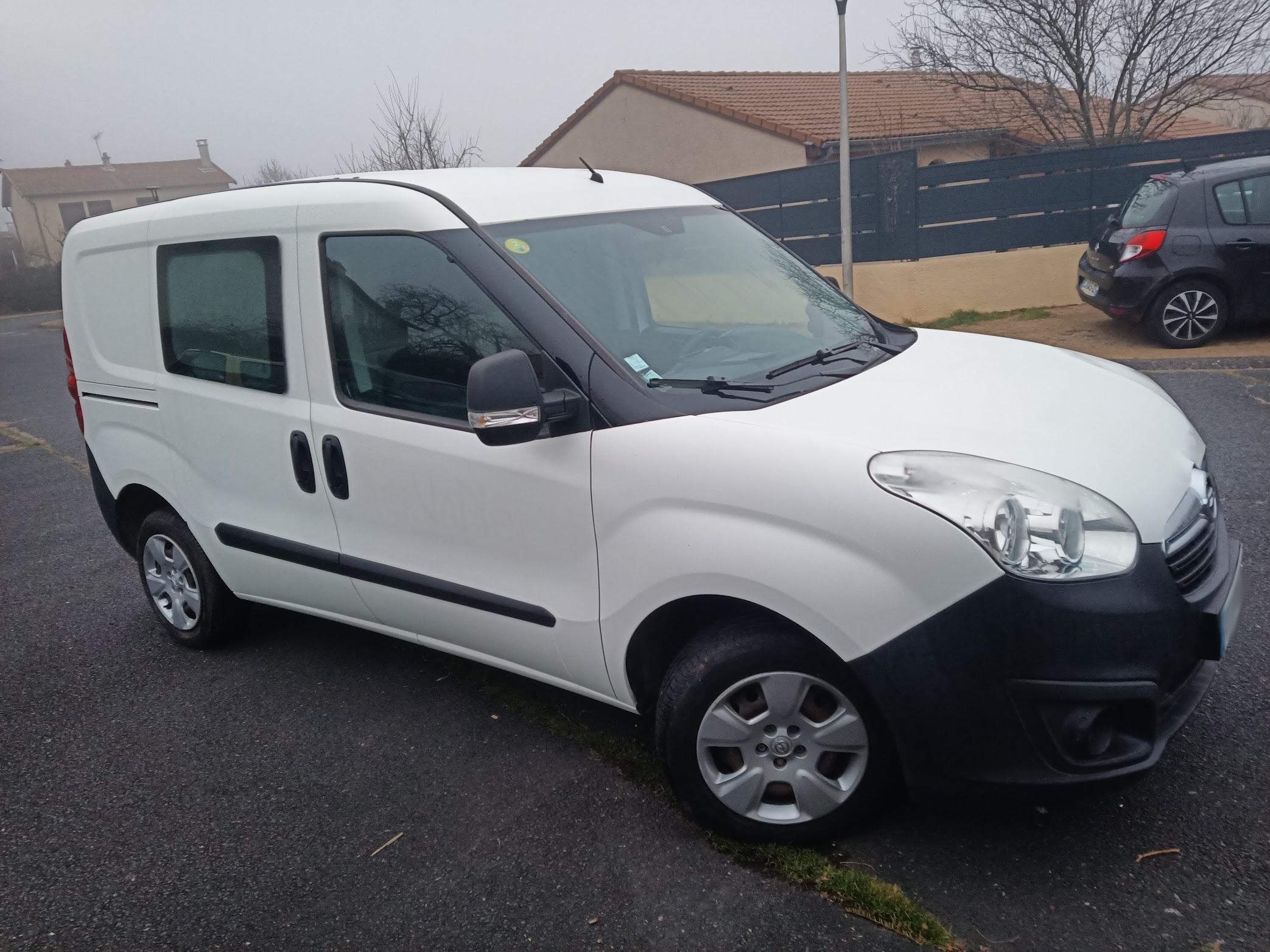 Opel COMBO 2018 à Blanzat