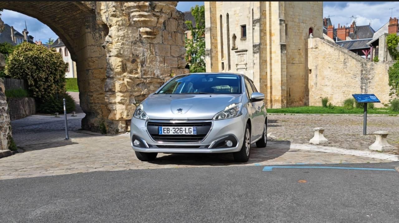 Peugeot 208 2016 à Nevers