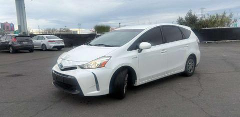 Toyota Prius v 2015