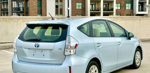 Toyota Prius v 2013