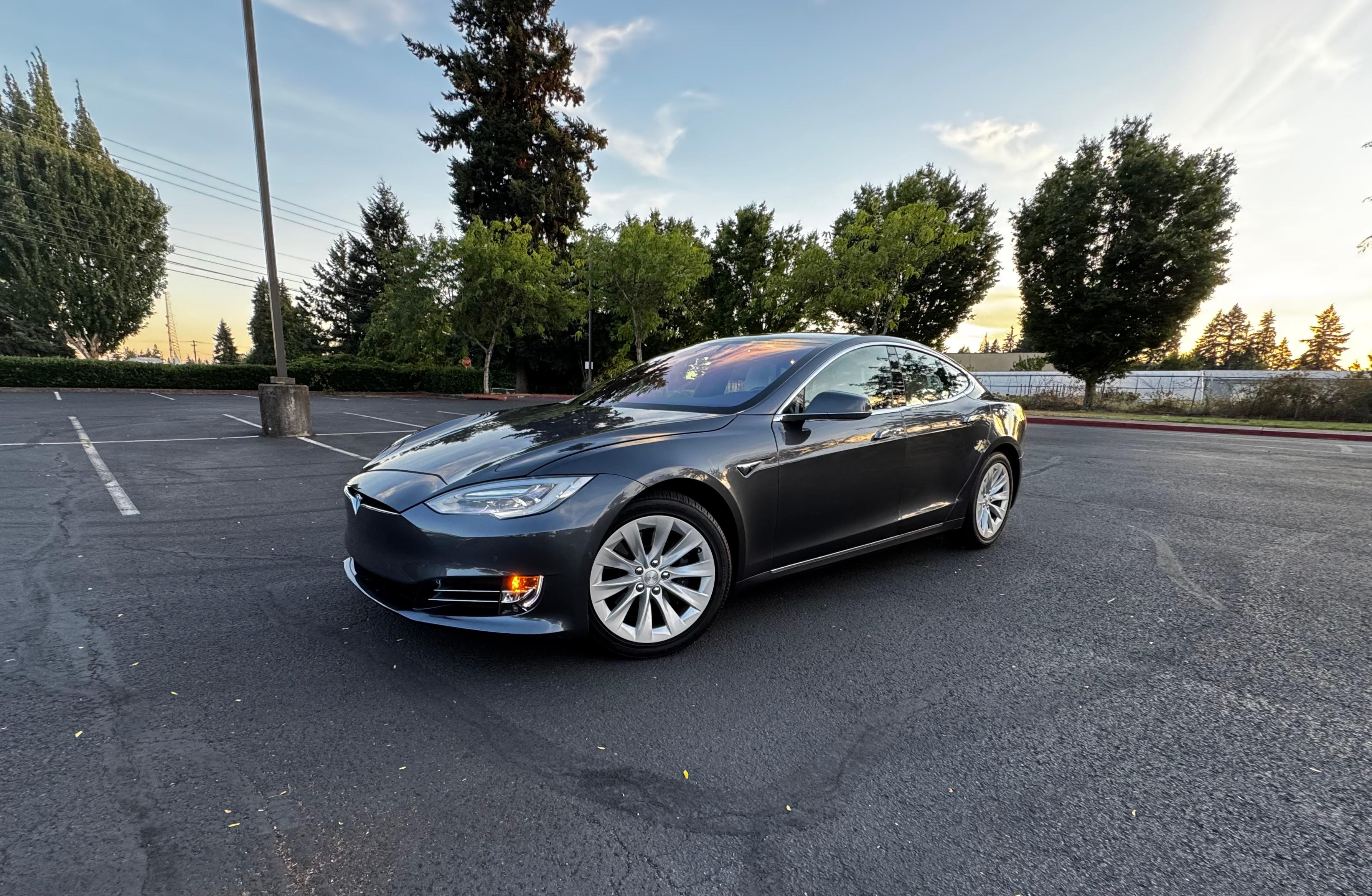 Tesla Model S 2017 in Vancouver, WA