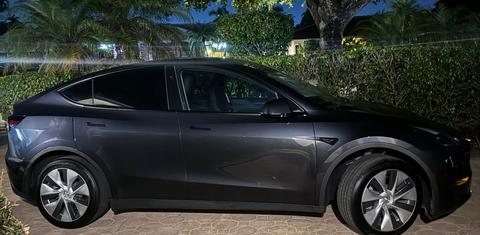 Tesla Model Y 2024