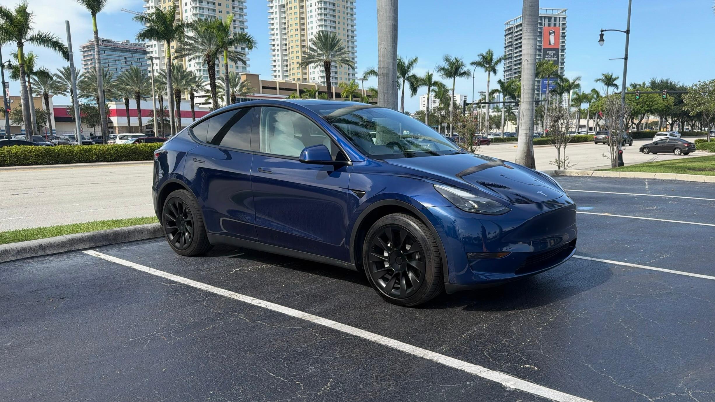 Tesla Model Y 2023 in Hollywood, FL