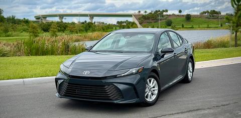 Toyota Camry Hybrid 2026