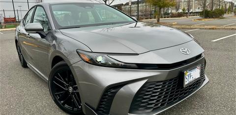 Toyota Camry Hybrid 2026
