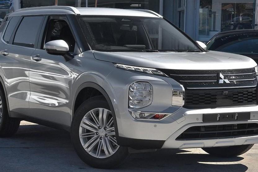Mitsubishi OUTLANDER 2024 in Robina