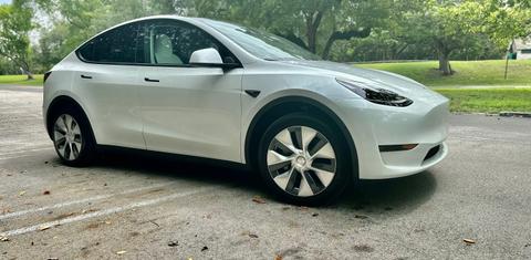 Tesla Model Y 2024