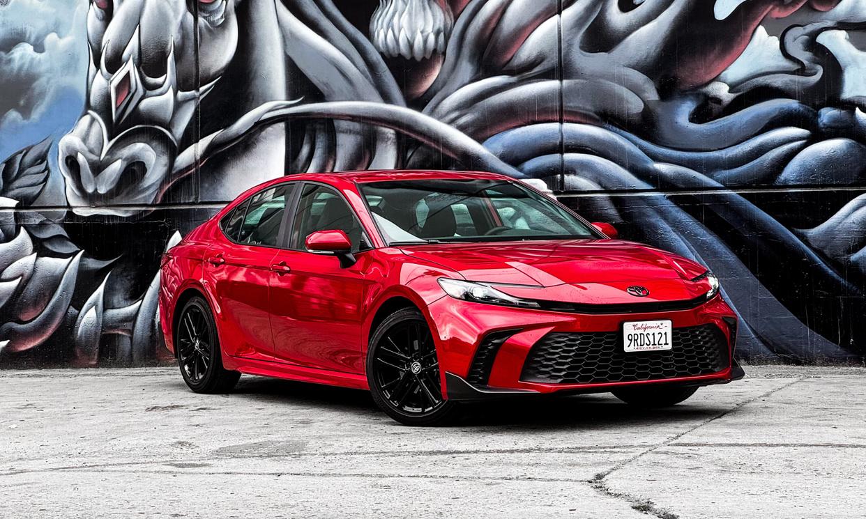 Toyota Camry Hybrid 2025 SE