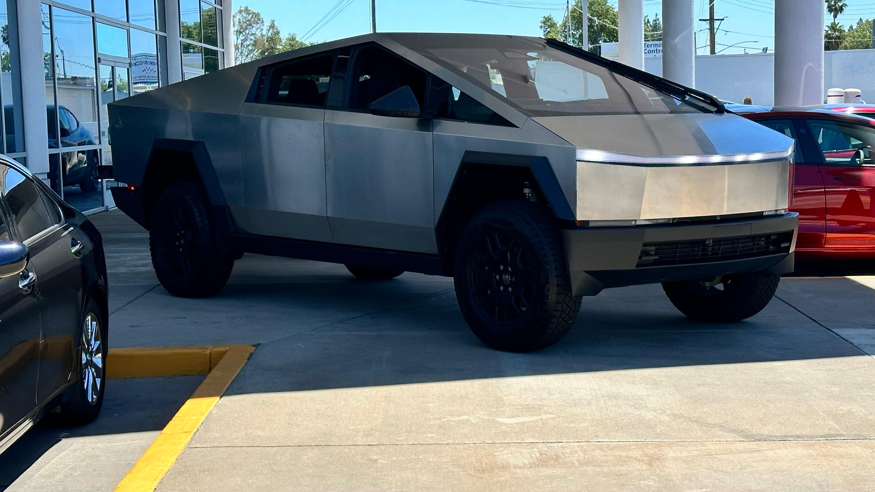 Tesla Cybertruck 2024 in Elk Grove, CA