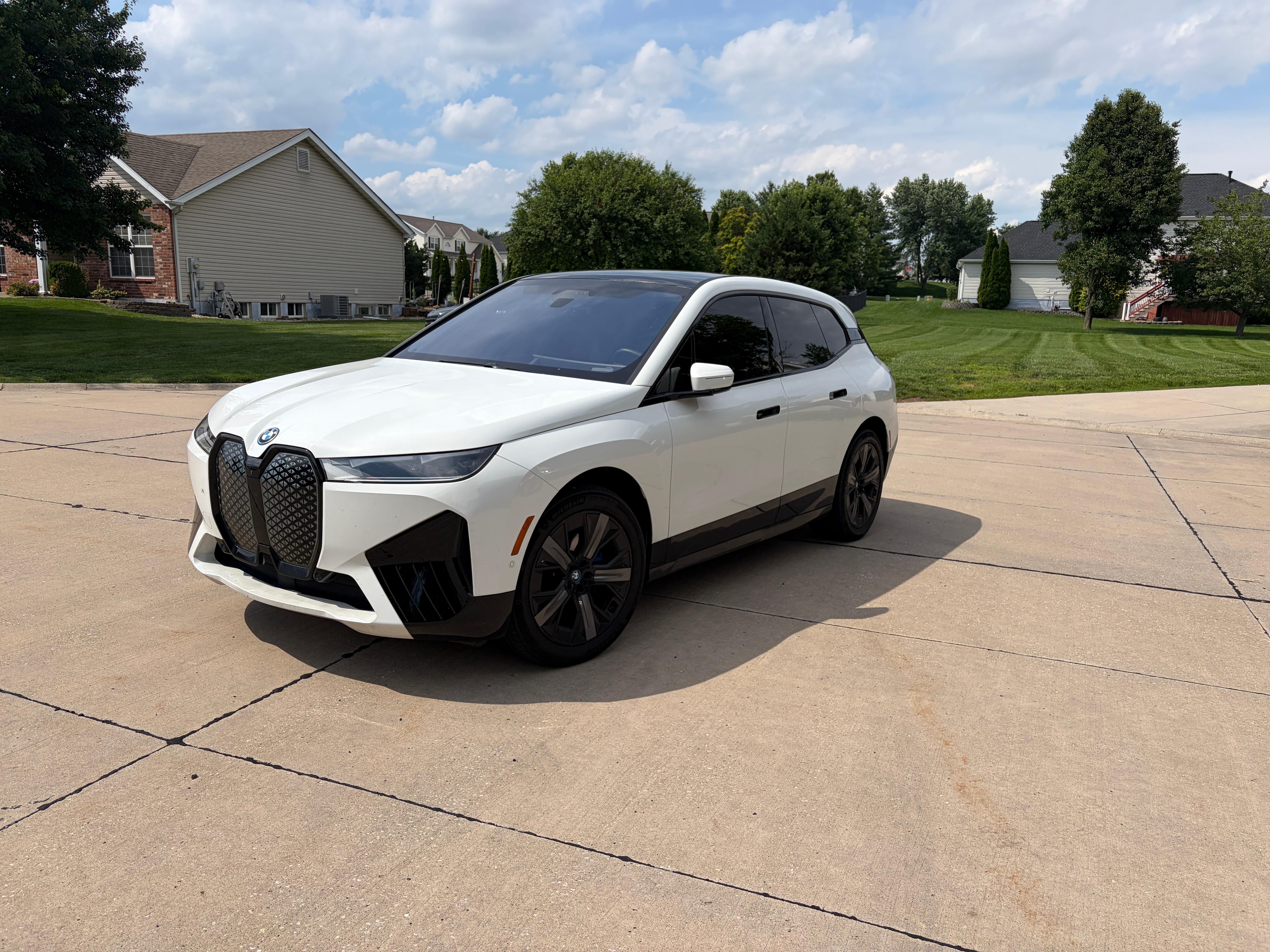 BMW iX 2024 in Belleville, IL