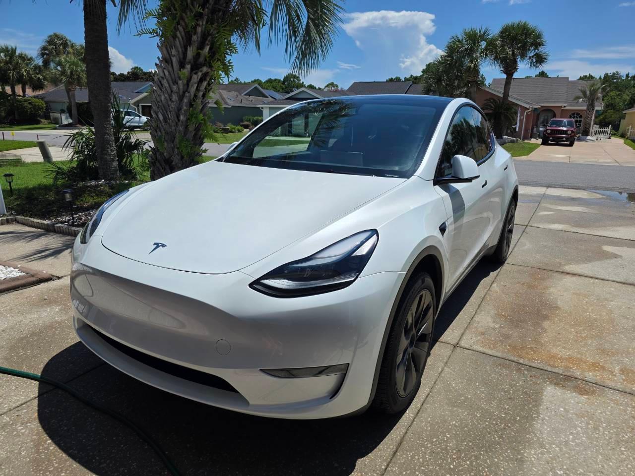 Tesla Model Y 2025 in Panama City, FL