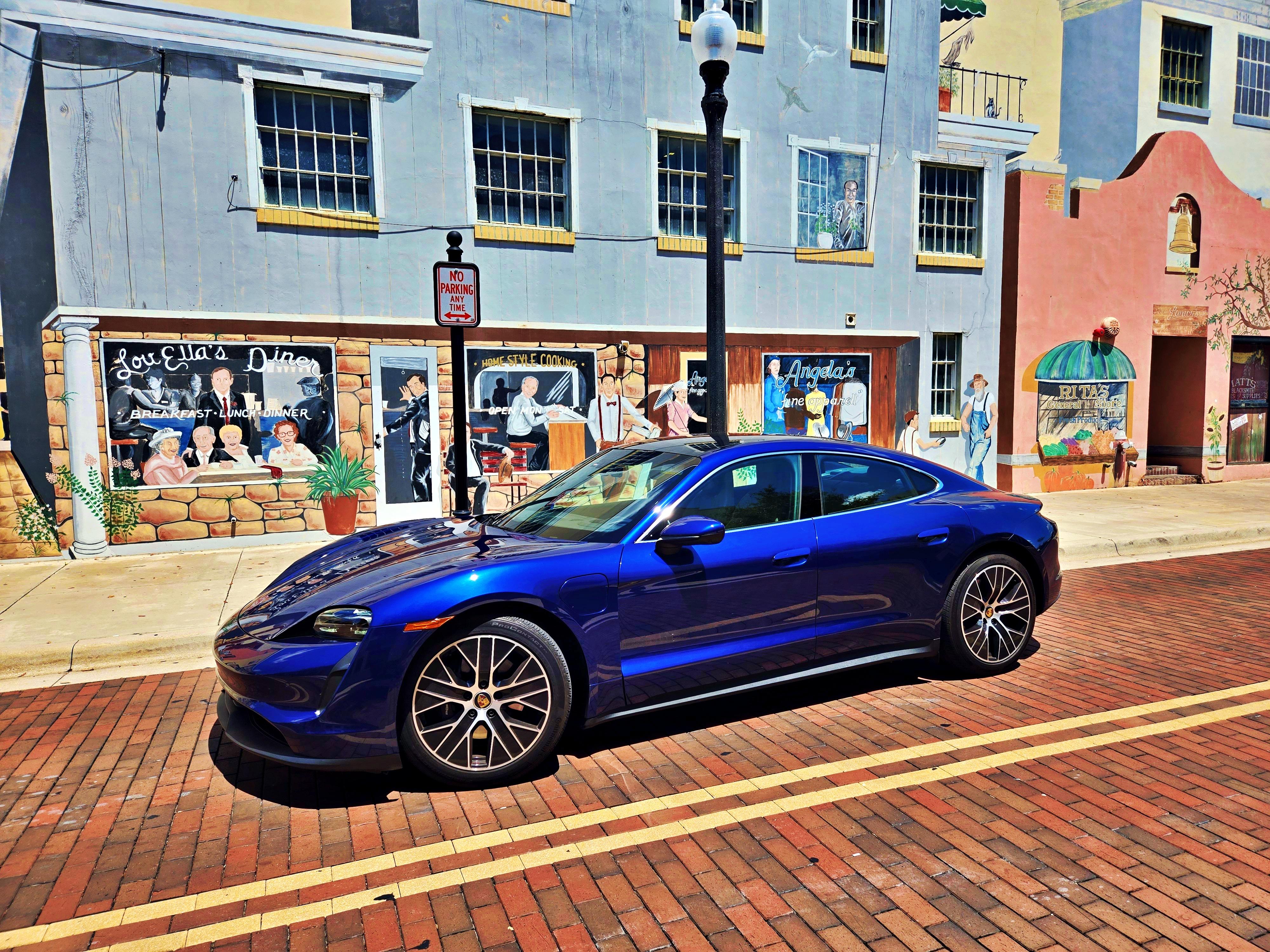 Porsche Taycan 2024 in 