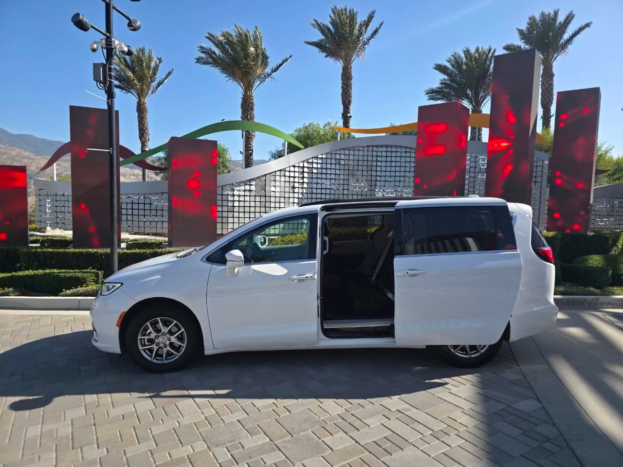 Chrysler Pacifica 2021 in Palm Springs, CA