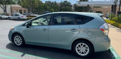 Toyota Prius v 2013