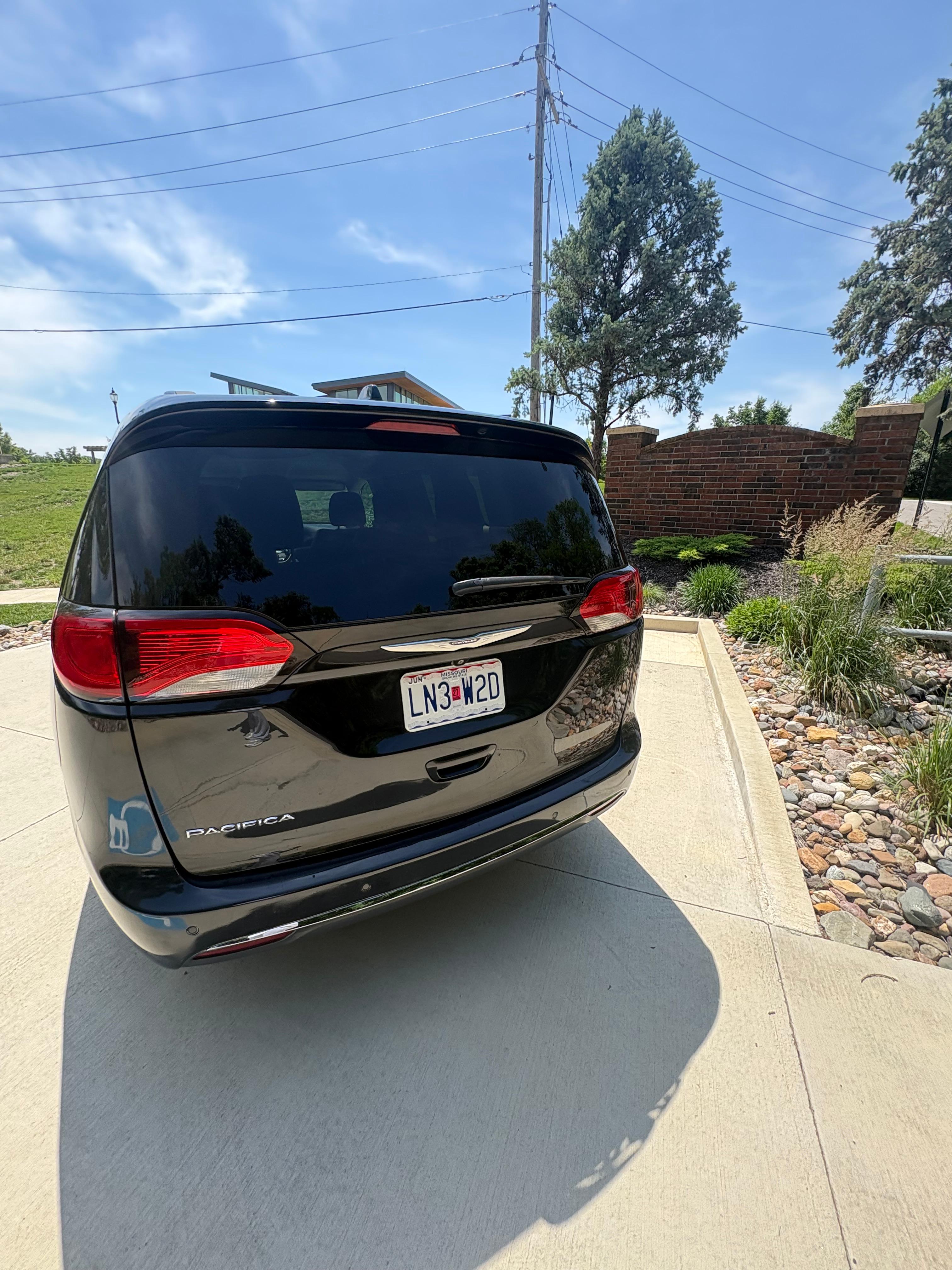 Chrysler Pacifica 2017 in Parkville, MO