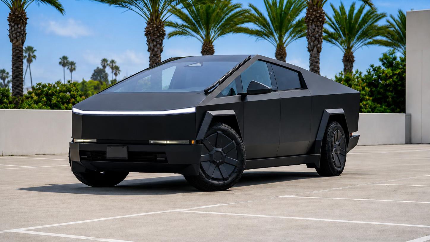 Tesla Cybertruck 2025 in Santa Ana, CA