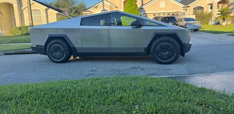 Tesla Cybertruck 2025