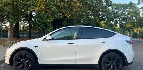 Tesla Model Y 2025
