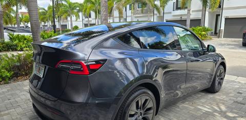 Tesla Model Y 2025