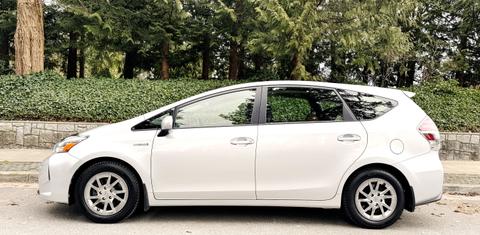 Toyota Prius v 2017