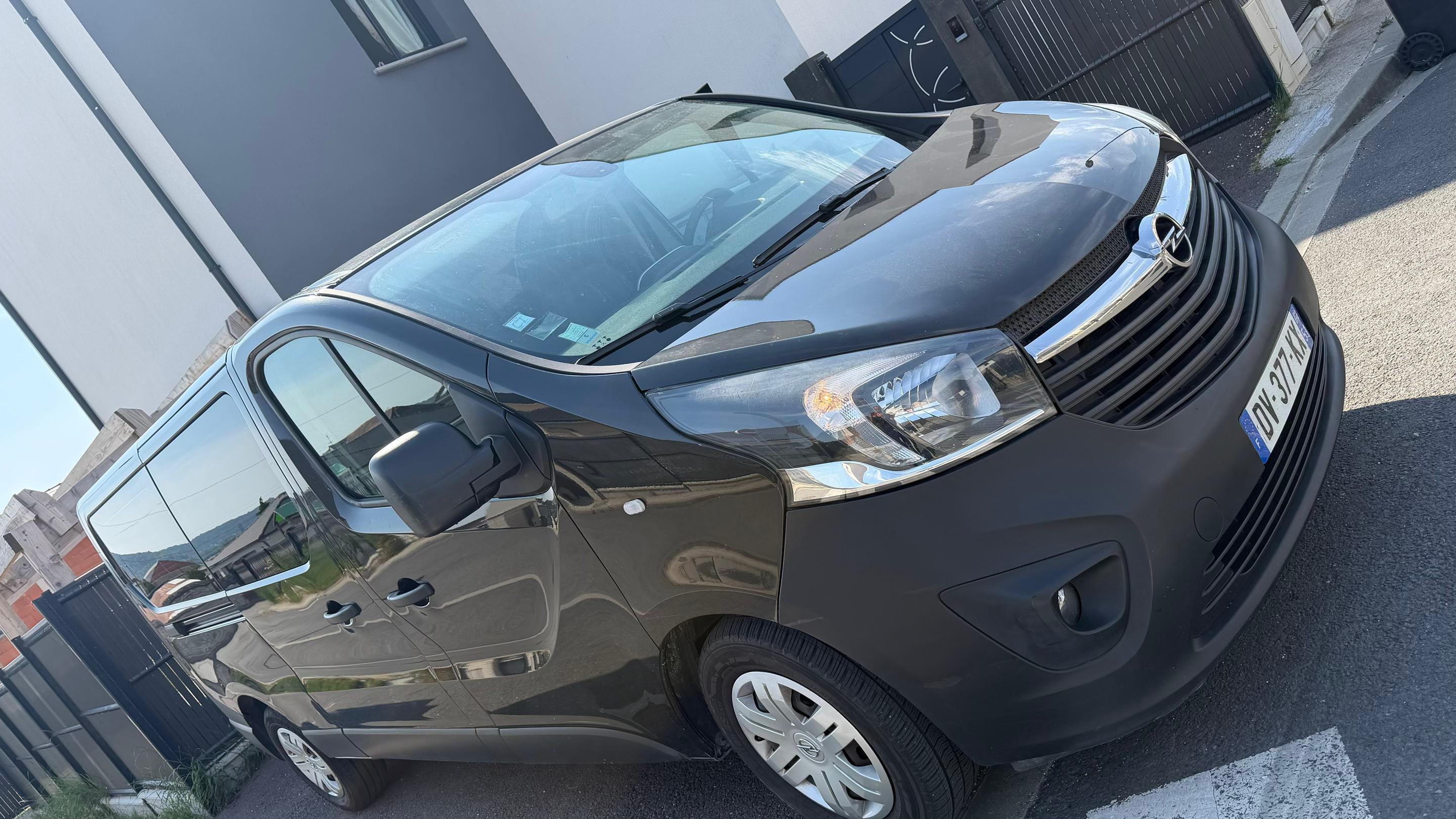 Opel VIVARO 2015 à Saint-Étienne-du-Rouvray