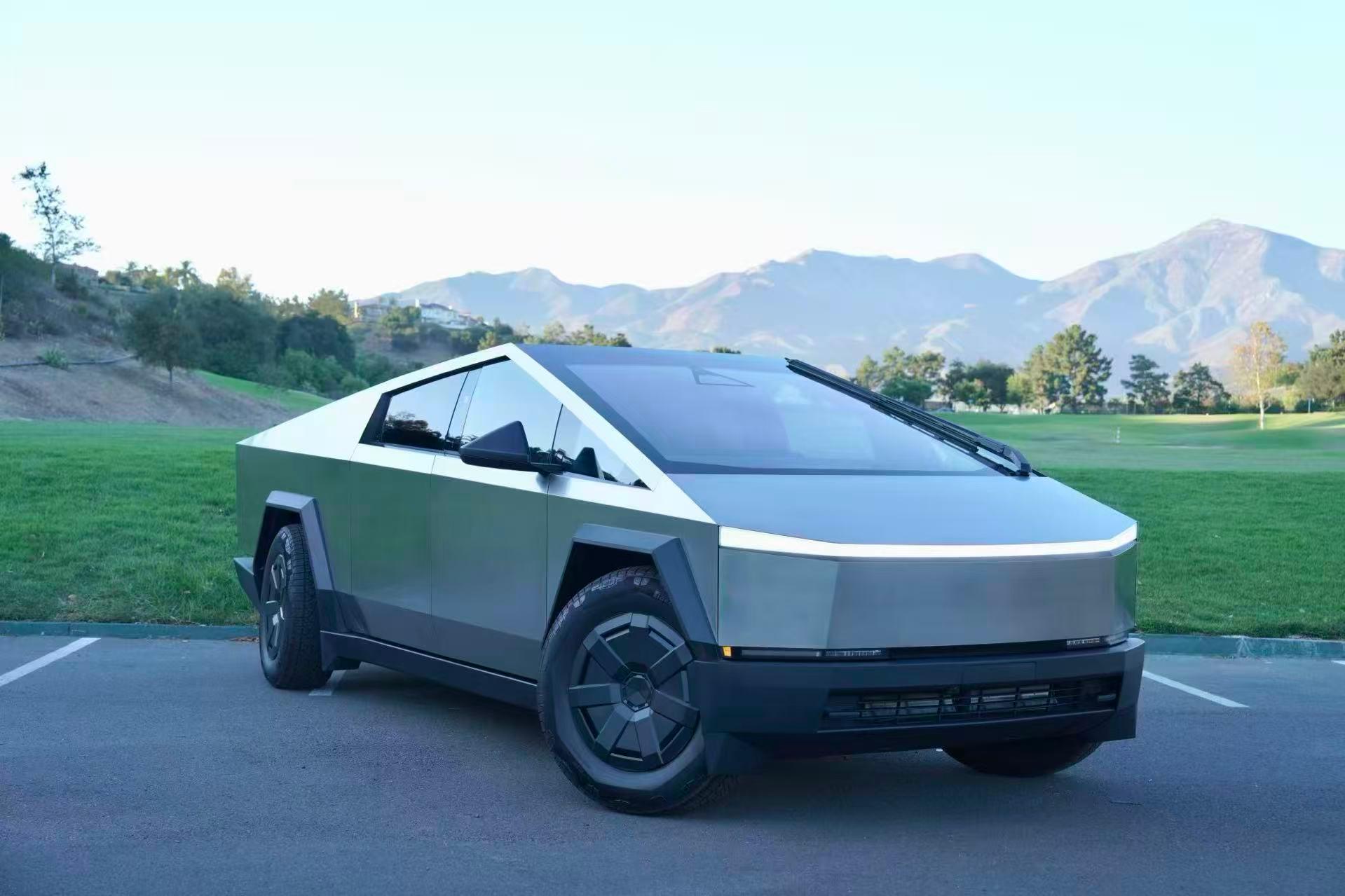 Tesla Cybertruck 2025 in El Segundo, CA