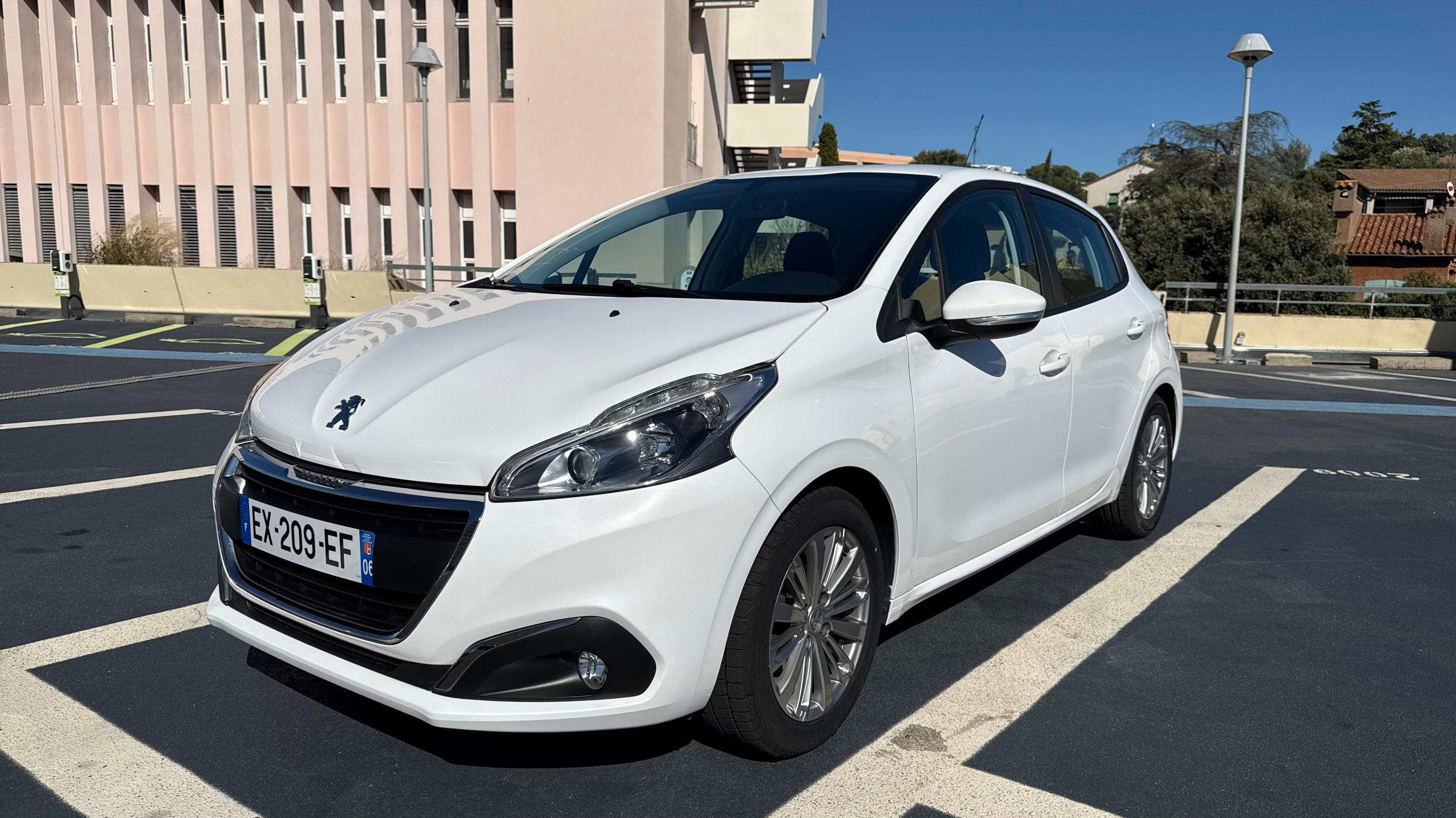 Peugeot 208 2018 à Saint-Raphaël
