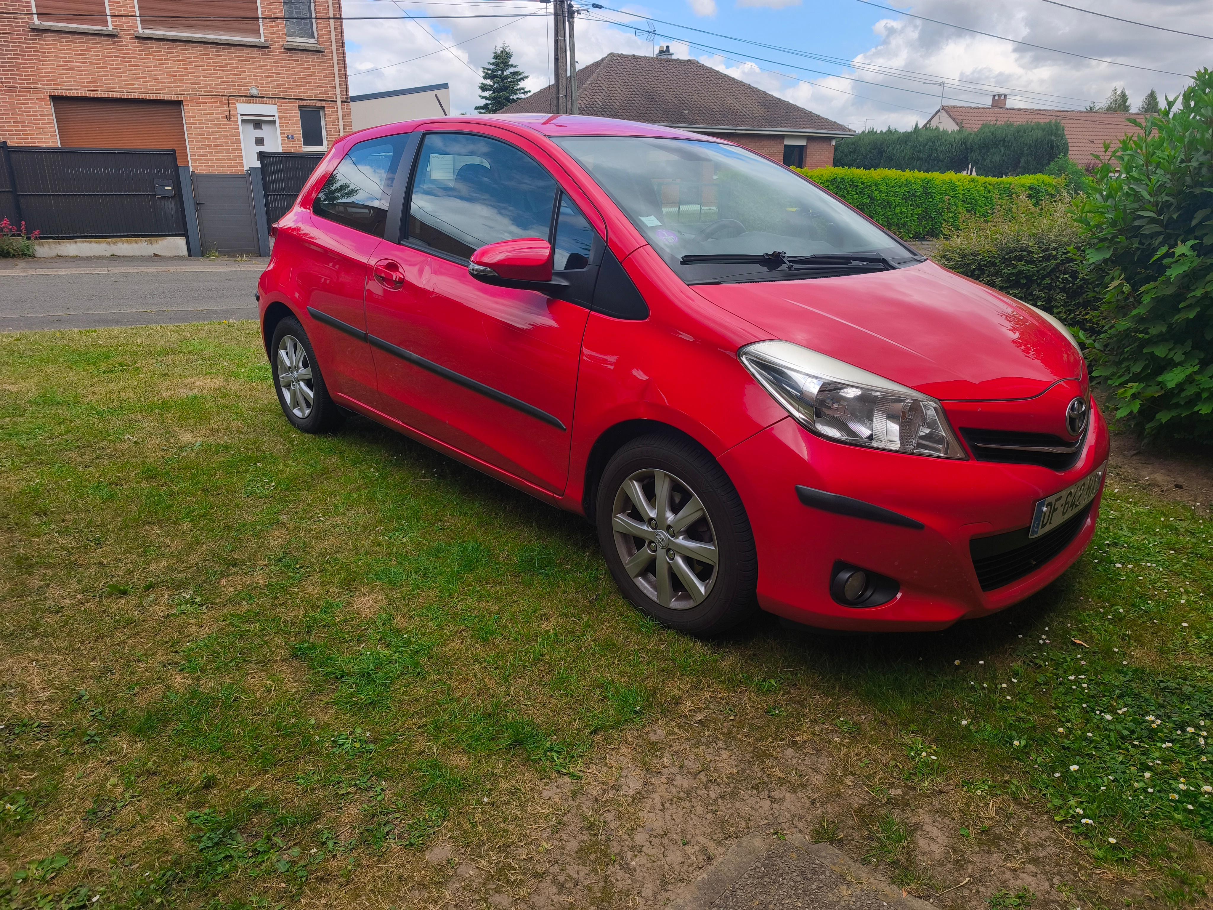 Toyota YARIS 2014 à Vendin-le-Vieil