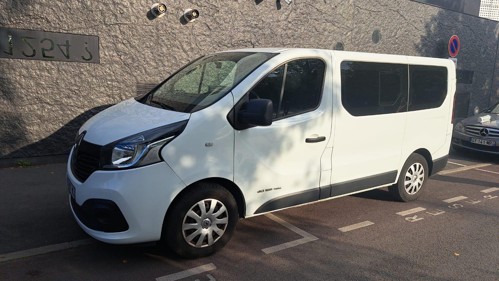 Renault TRAFIC III 2016 à Le Mesnil-Amelot
