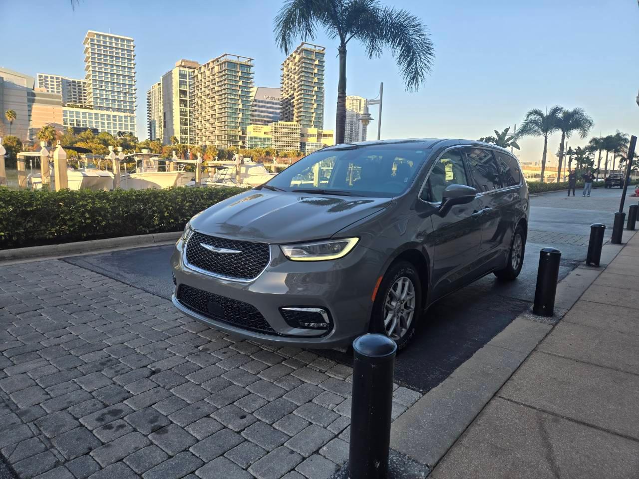 Chrysler Pacifica 2023 in Valrico, FL