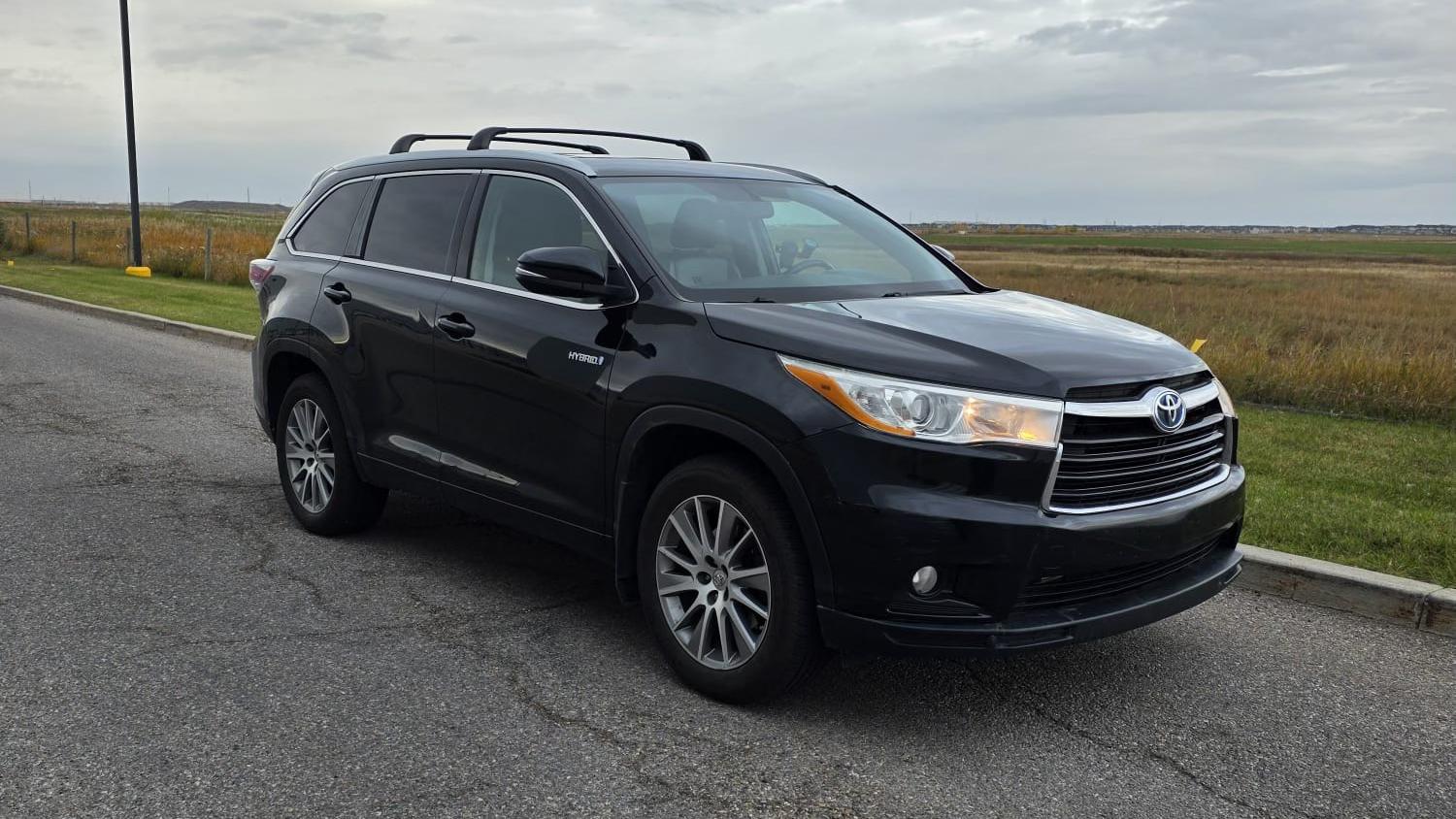 Toyota Highlander Hybrid 2015 in Calgary, AB