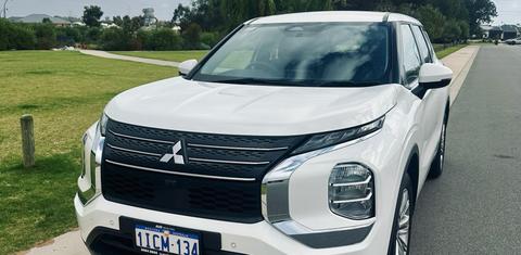 Mitsubishi OUTLANDER 2024