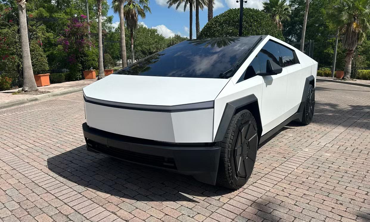 Tesla Cybertruck 2024 in Belle Isle, FL
