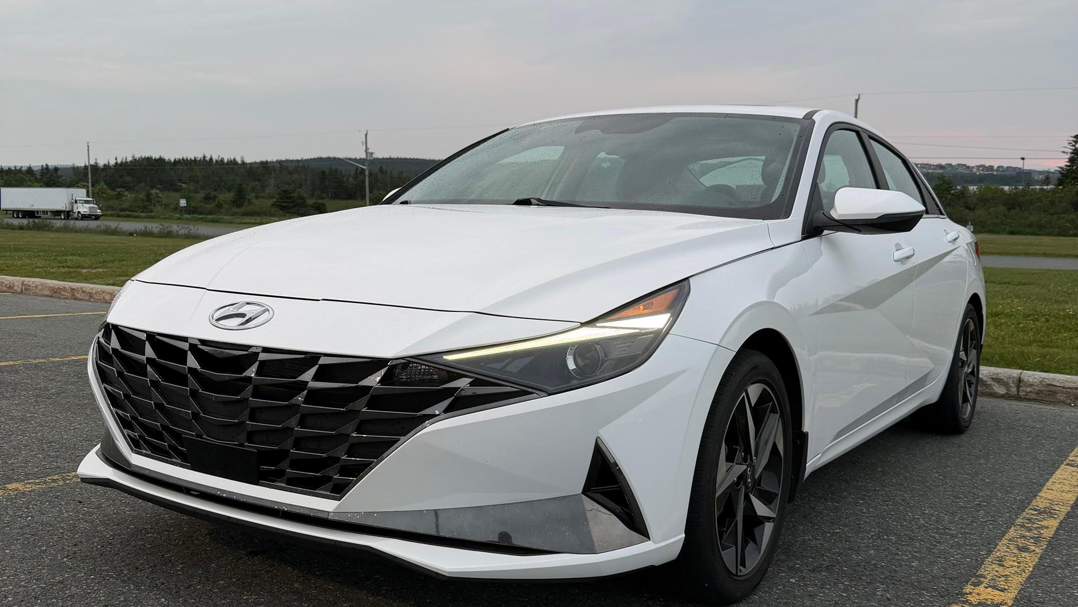 Hyundai Elantra Hybrid 2023 in Paradise, NL