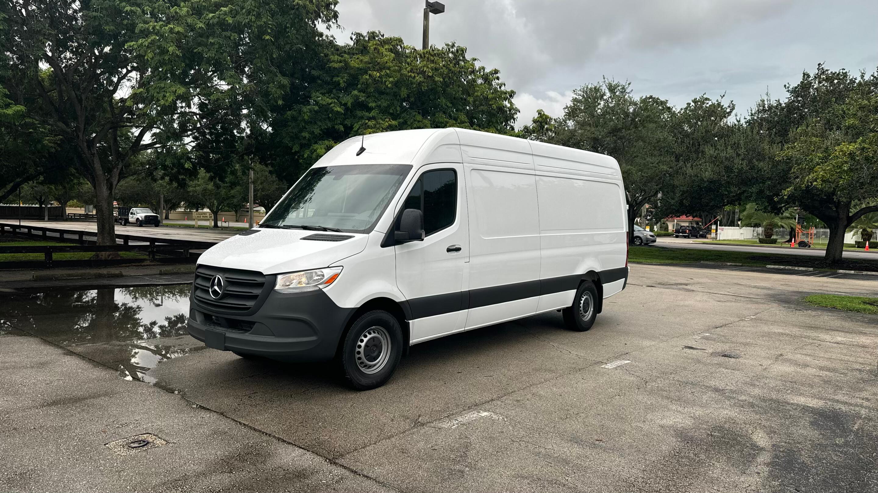 Mercedes-Benz Sprinter Crew 2024 in Miami, FL