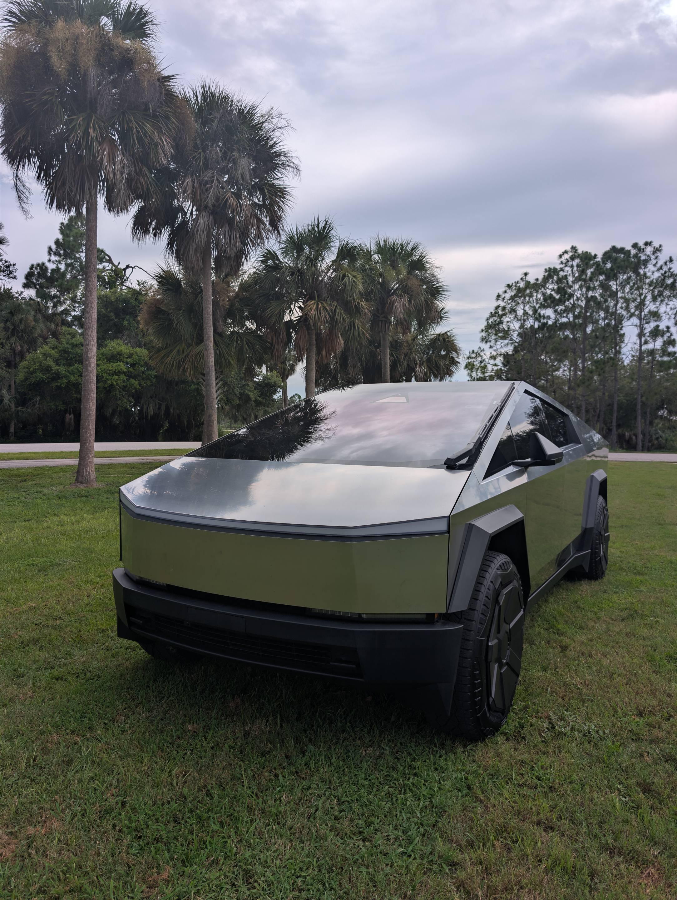 Tesla Cybertruck 2024 in Bradenton, FL