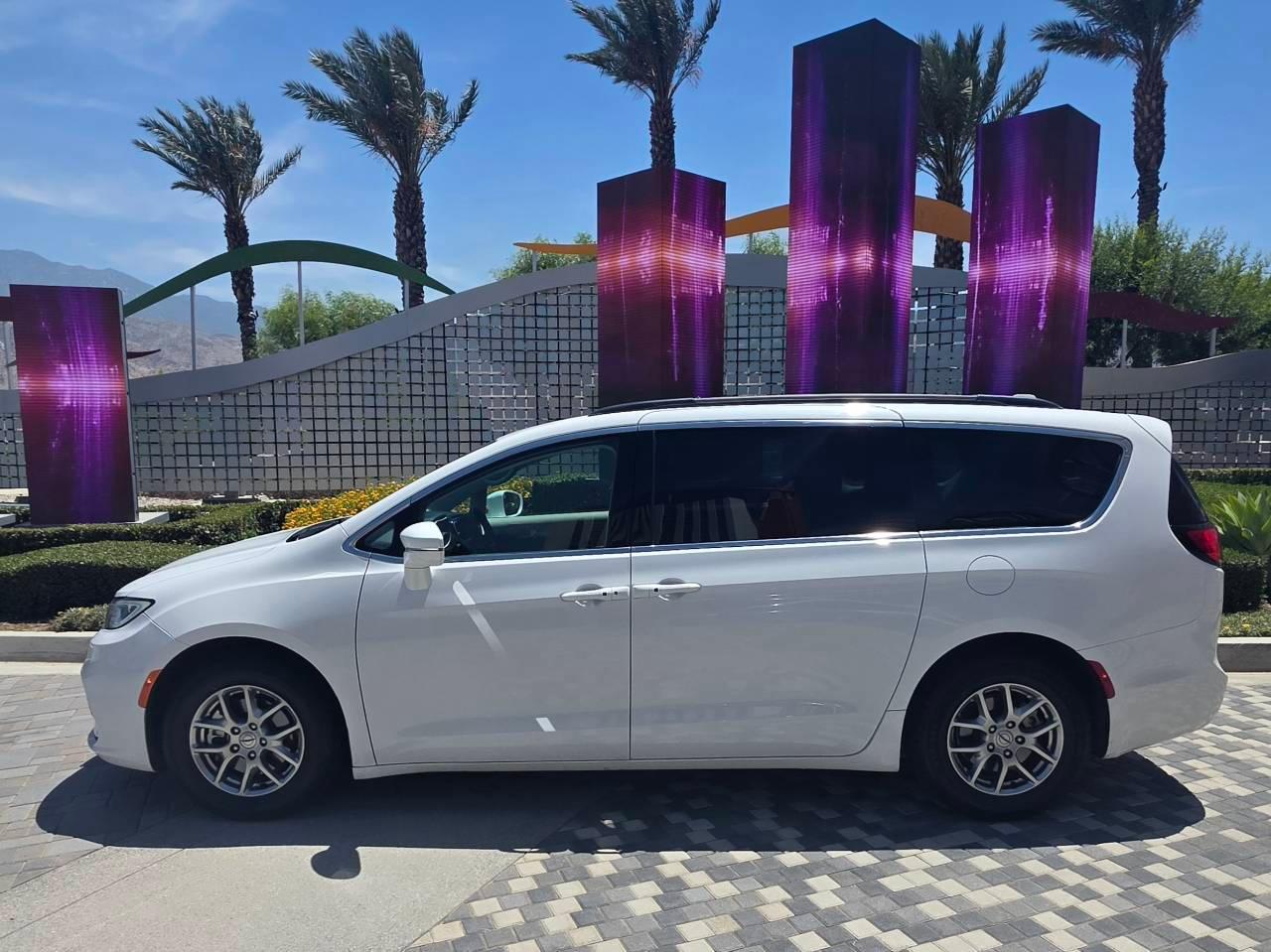 Chrysler Pacifica 2021 in Beaumont, CA