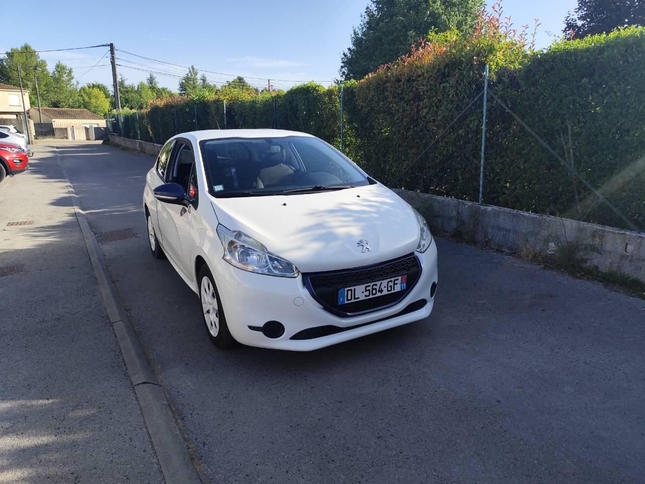 Peugeot 208 2014 à Saint-Bauzille-de-Putois