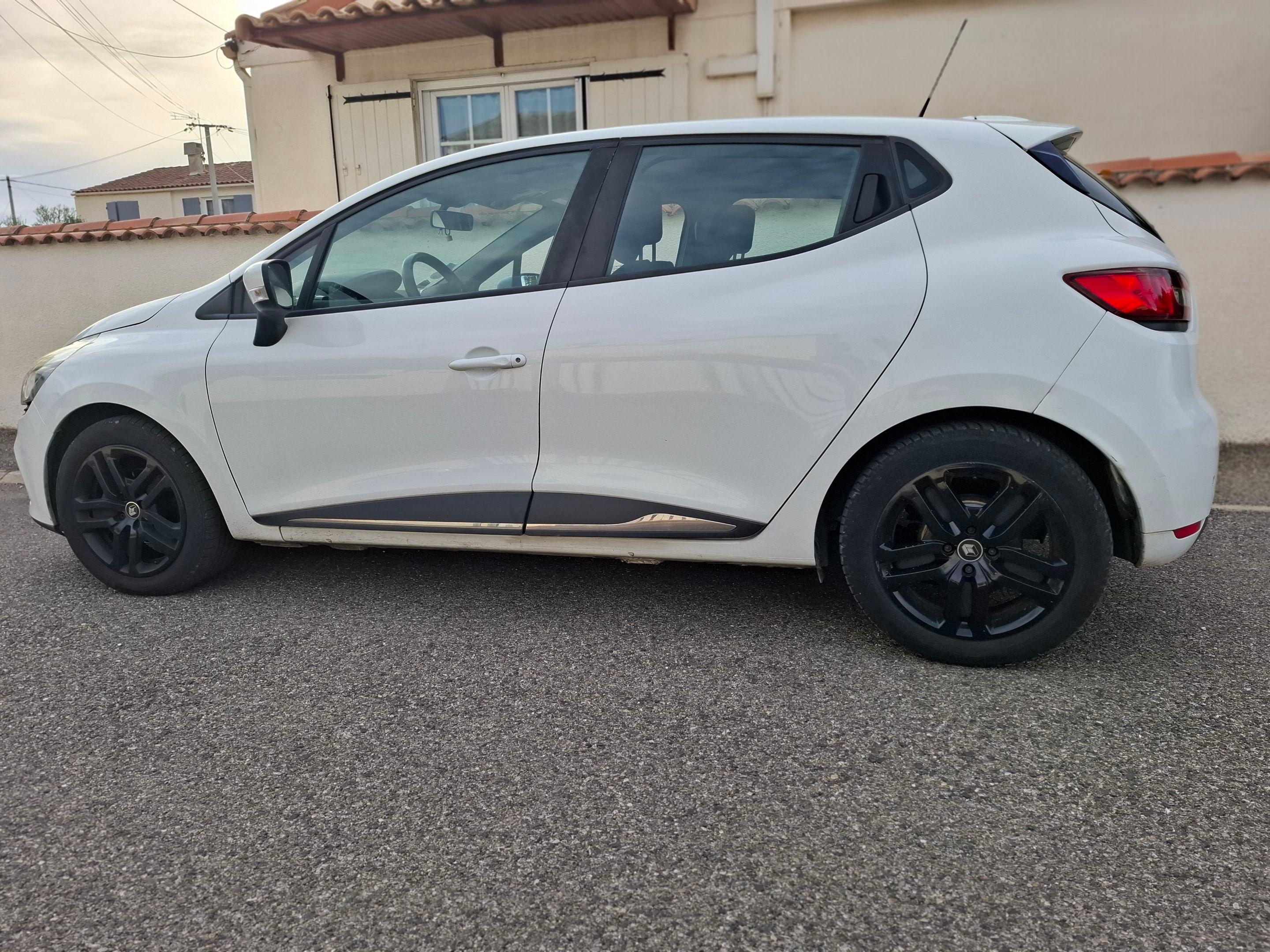 Renault CLIO IV 2017 à Saint-Martin-de-Crau