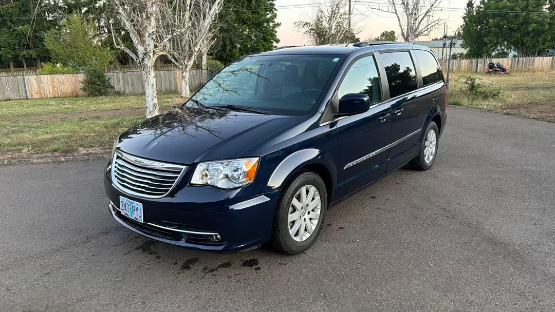 Chrysler Town & Country 2016 in Cottage Grove, OR