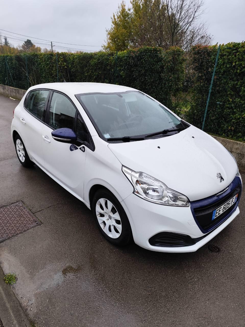 Peugeot 208 2016 à Saint-Bauzille-de-Putois