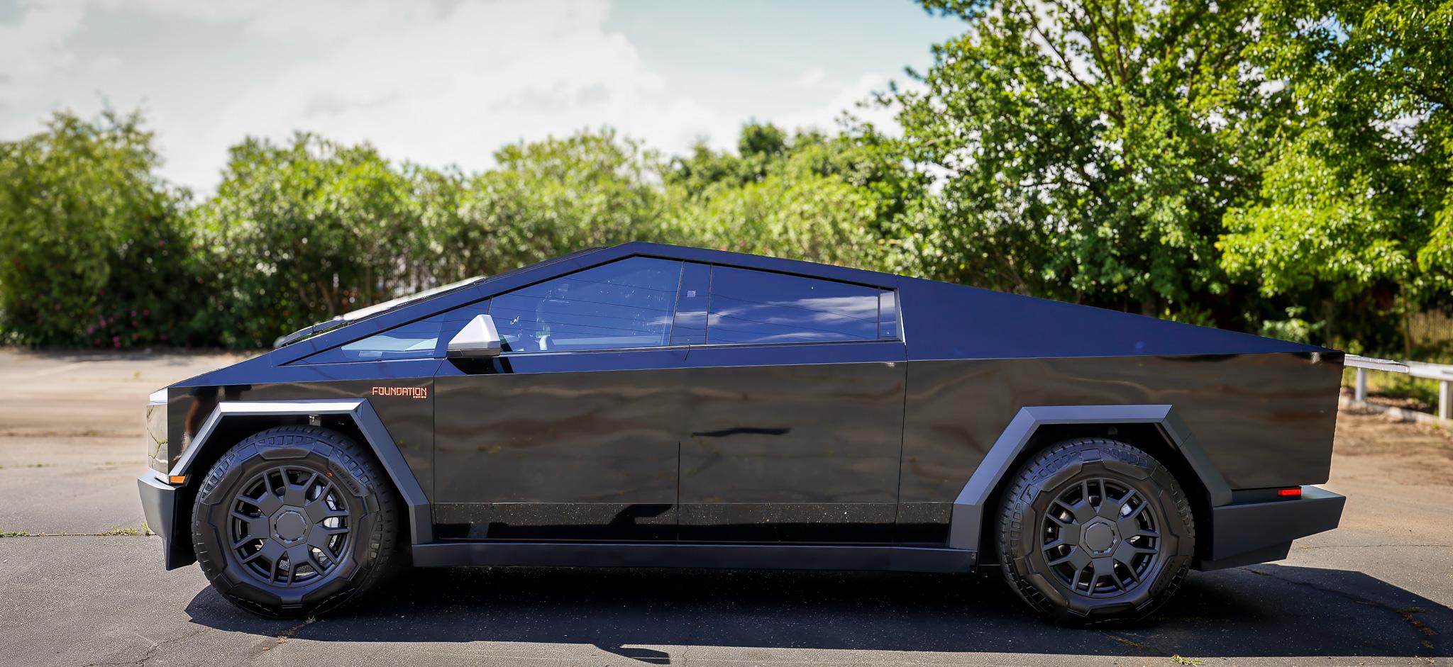 Tesla Cybertruck 2024 in Elk Grove, CA