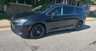 Chrysler Pacifica 2017 — Car rental alternative in West Des Moines, IA