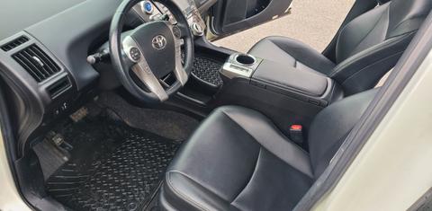 Toyota Prius v 2016