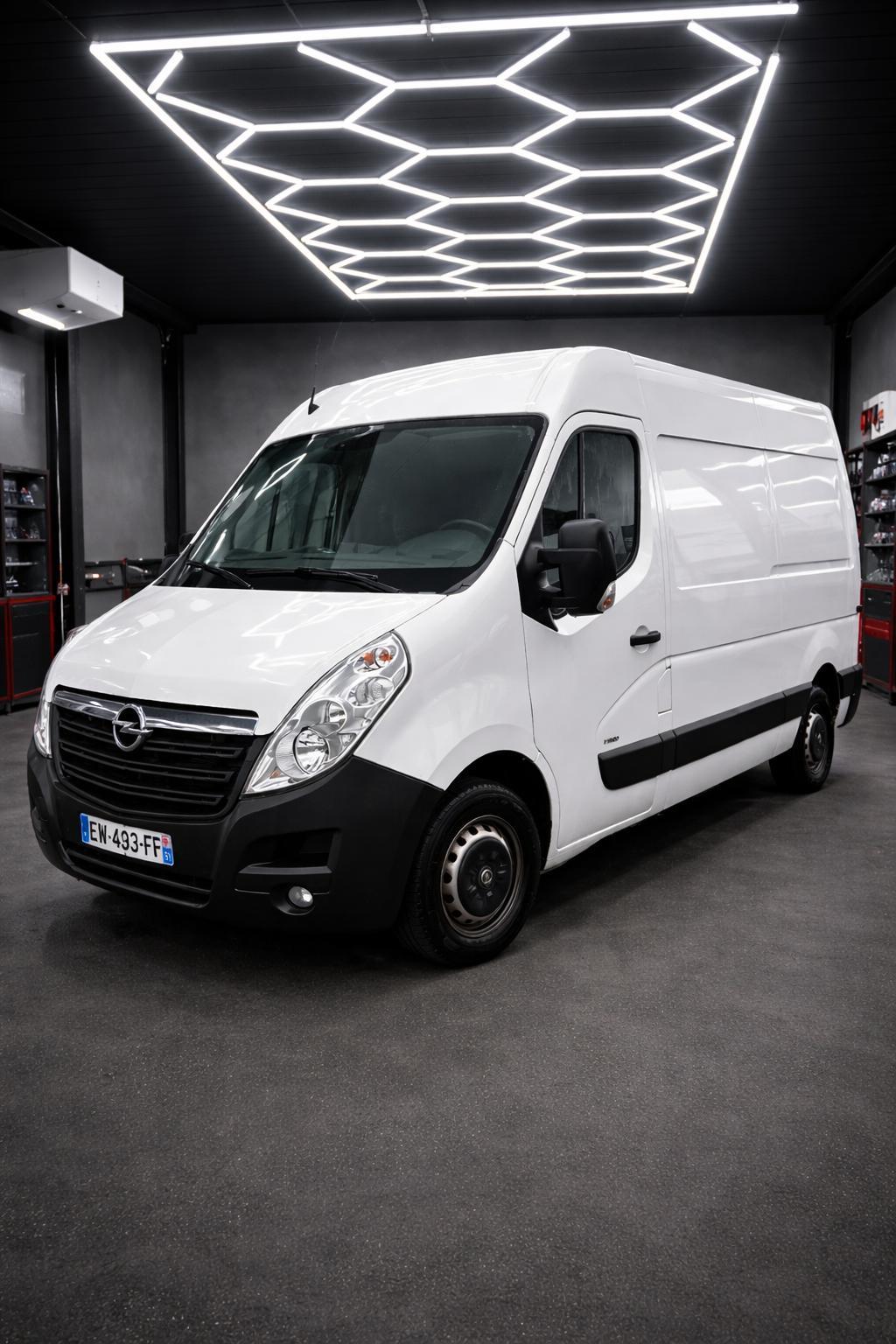 Opel MOVANO 2018 à Saint-Ouen-sur-Seine
